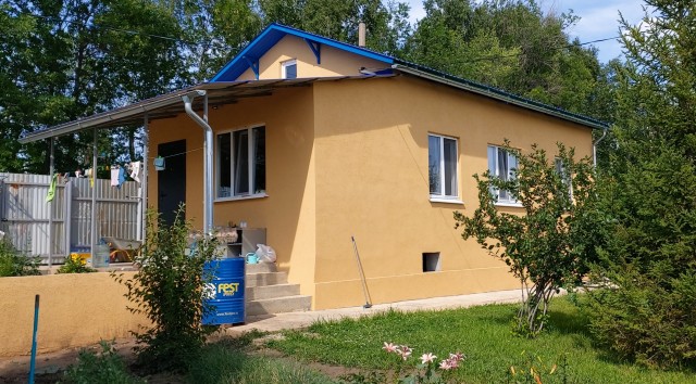 Не стал заморачиваться стройкой и купил маленький домик