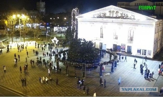 В Ростове на Дону упала главная городская ёлка