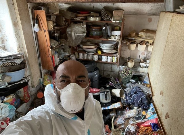 Что ждало уборщика внутри дома пожилой пары, где не убирались 20 лет