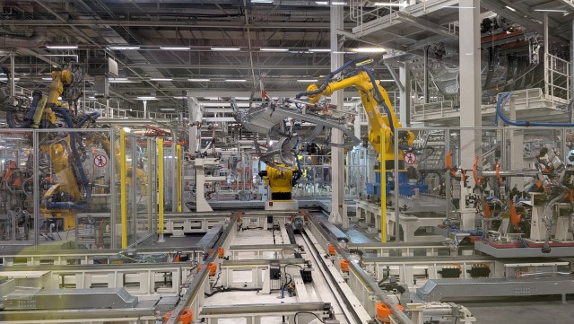 На бывшем российском заводе Volkswagen запускают ещё один кроссовер. Tenet T4L получил три экрана