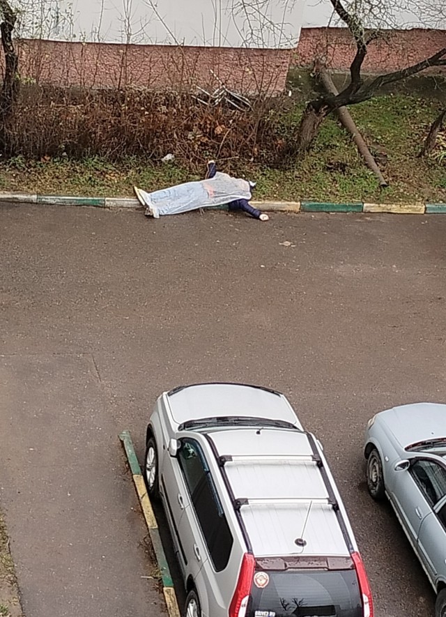 Мужчина выжил после падения с 14-го этажа в Москве