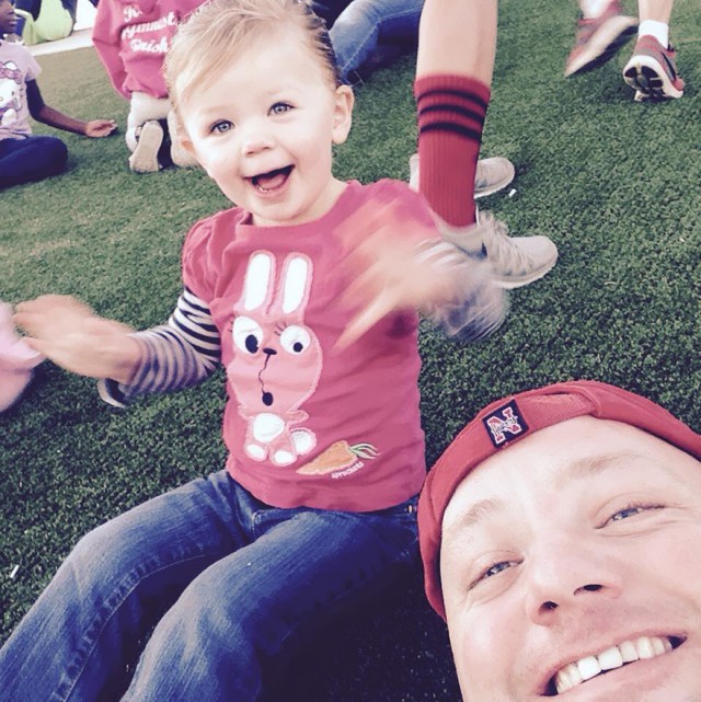 Папа делает дочке прически