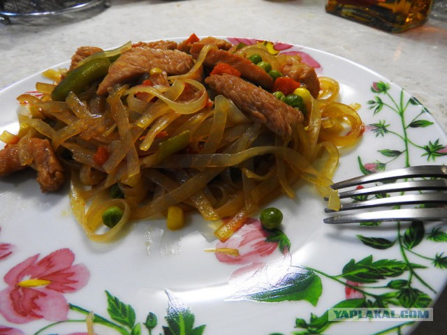 Рисовая лапша с индейкой и овощами.