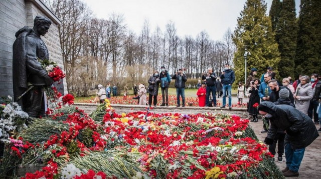 Латвийская молодежь ночью выложила ковер из цветов около памятника освободителям Риги
