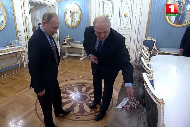 Лукашенко попросит у России миллиарды долларов для защиты от западных санкций