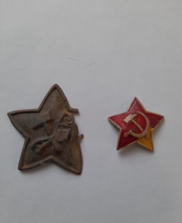 Почему звезды на "буденовках" разного цвета?