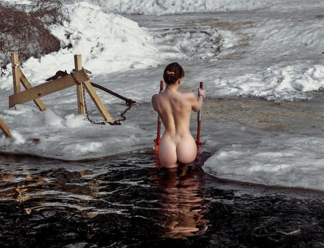 Женщины в проруби
