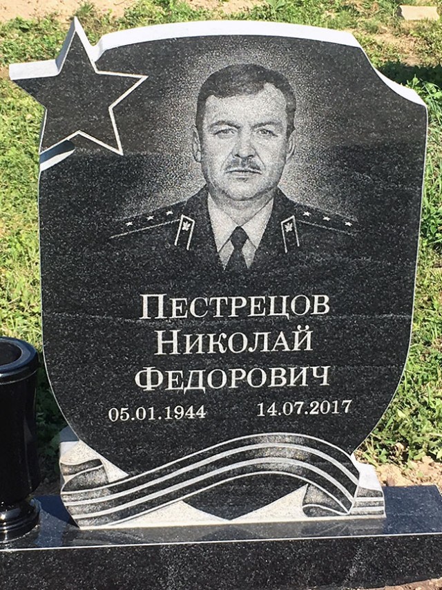 В плен живым не сдаваться…