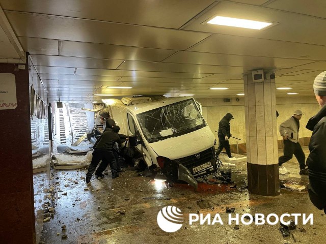 Газель влетела в подземный переход в Москве