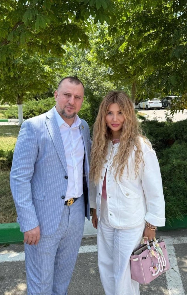 Адам купил новые часы