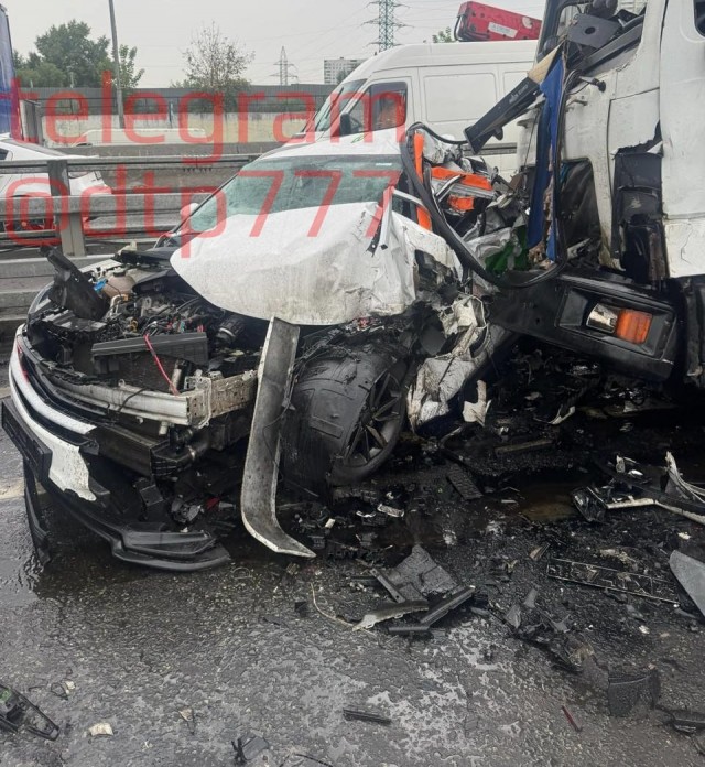 Грузовой автомобиль столкнулся на МКАДе с несколькими легковушками, есть пострадавшие