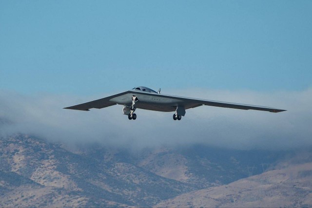 Второй стратегический  бомбардировщик B-21A "Raider" совершил первый полёт