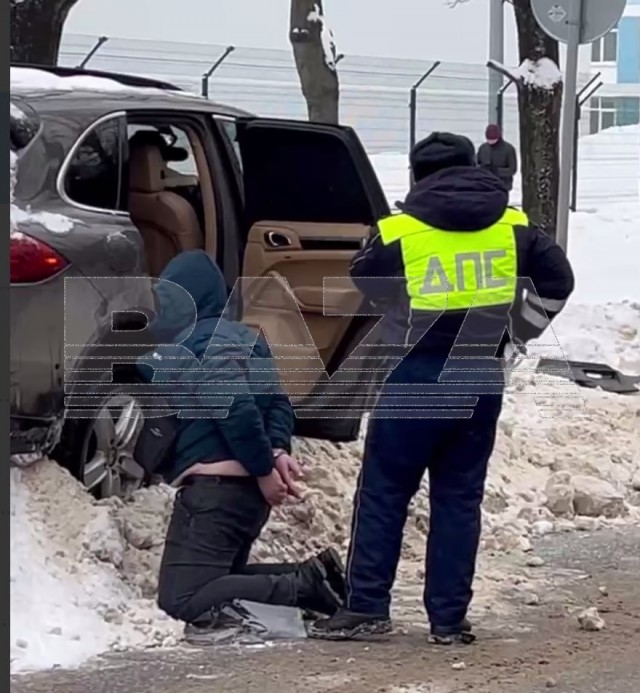 Сотрудники ДПС открыли стрельбу по "Порше" в Подмосковье.