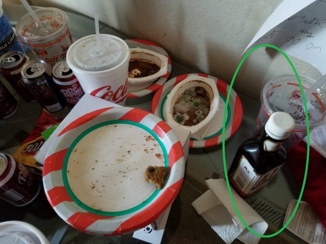 Это не притон бомжей, а комната геймера-стримера World of Warcraft