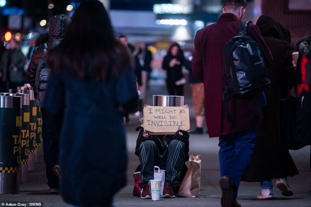 Толпы бездомных, которые мешают пассажирам в метро и на вокзалах Нью-Йорка