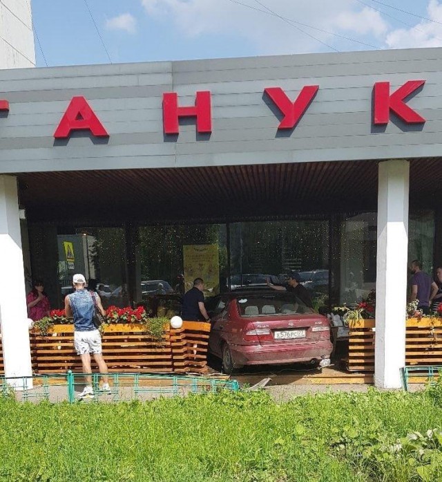 На юге Москвы машина въехала в веранду ресторана «Тануки»