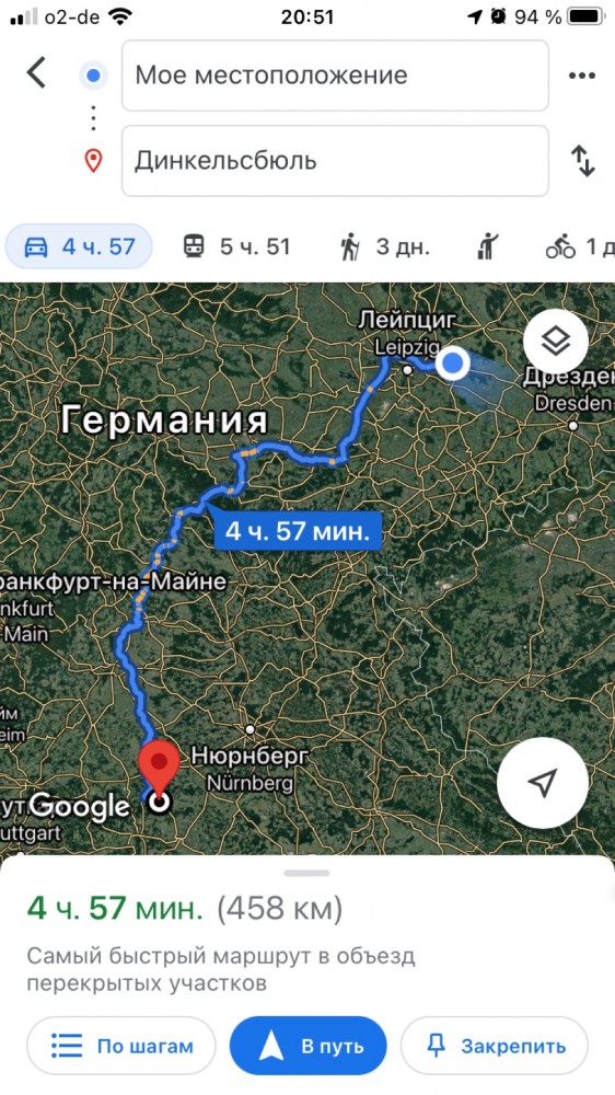 Собака заскулила и спряталась под коврик