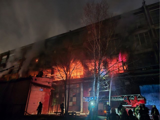 Пожар заблокировал около 30 человек в танцевальной студии в Москве
