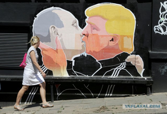 Поляки фотографируются с прибывшей в страну военной техникой армии США