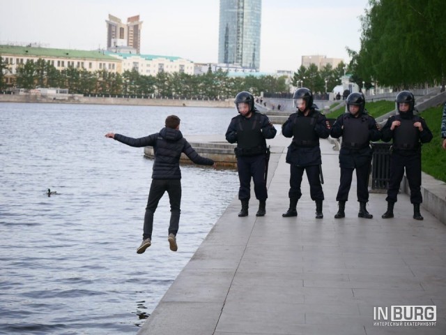 Житель Екатеринбурга попытался обойти полицейских по воде