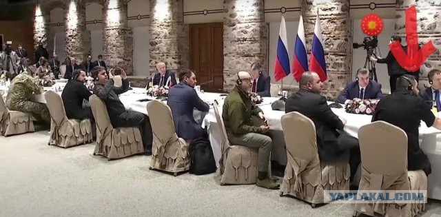 На переговорах, но уже без шапки