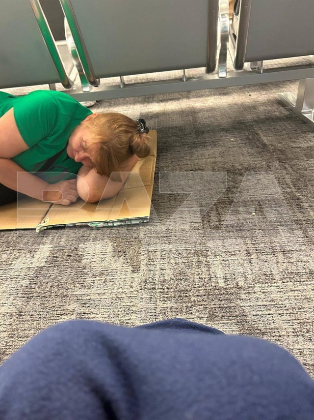 Более 10 граждан России уже сутки находятся в аэропорту Тель-Авива: их не пустили в страну, а миграц. службы забрали их паспорта