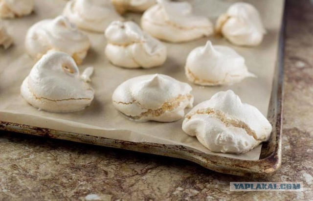 Меренговый рулет с вишней и орехами