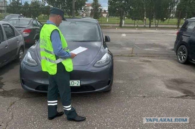 В Витебске пенсионер таксовал на Тесла.