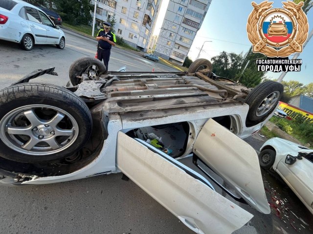 В Уфе пьяный водитель врезался в бетоннное ограждение и опрокинул авто