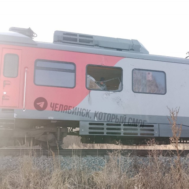 Пассажирский поезд врезался в мусоровоз под Челябинском