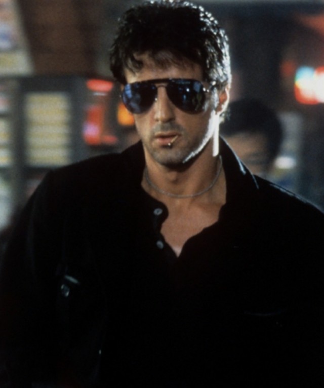 Обычные наряды с Алиэкспресс ей к лицу