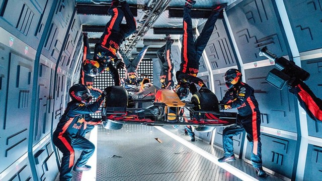 Официальный аккаунт Red Bull в Латвии устроил фотосессию болида Формулы-1 среди обычных панелек