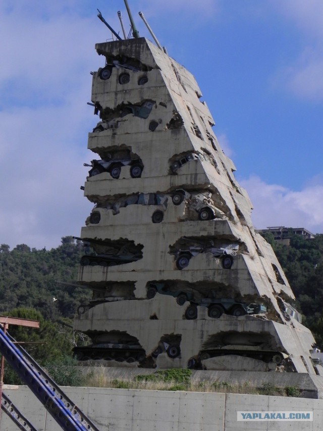 Памятник из танков «Надежда на мир»