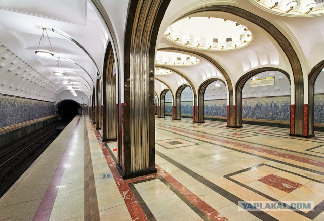 Необычное: московское и питерское метро без людей