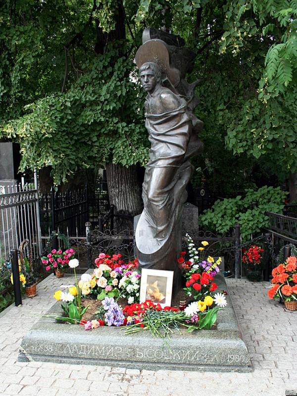 Так знакомые на плитах имена...