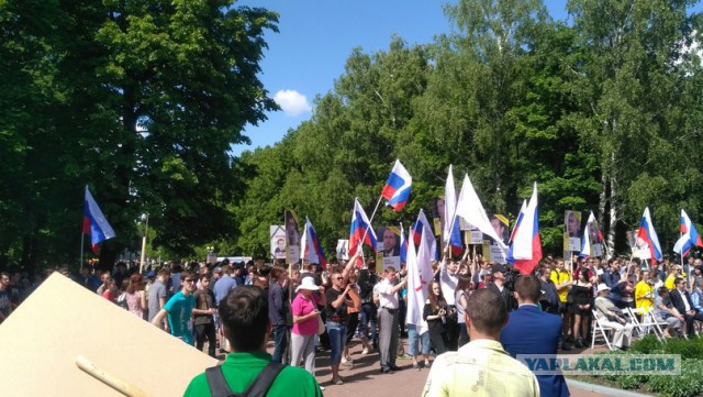 Навального задержали в подъезде его дома в Москве