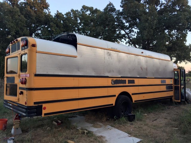Превращение школьного автобуса в дом на колёсах