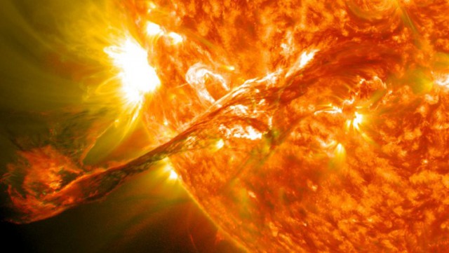 Гигантский выброс плазмы на Солнце. Он достигнет Земли 16 июля