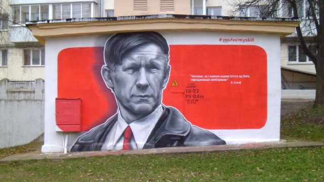 В Витебске появился оригинальный стрит-арт о том, как коммунальщики закрашивают граффити