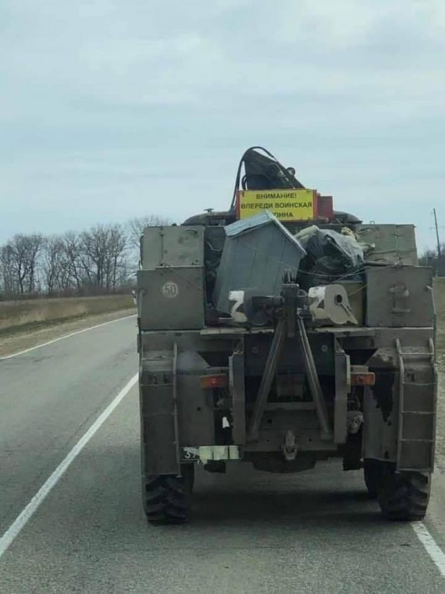 Военнослужащие армии США грабят иракский банк во время войны в этой стране