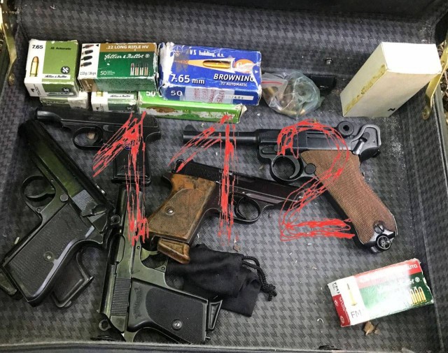 В парке на Мосфильмовской нашли чемодан с кучей огнестрельных раритетов