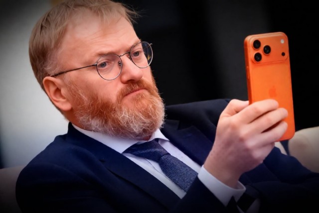 Туалет в виде оранжевого iPhone 17 Pro Max создал инженер из Челябинской области
