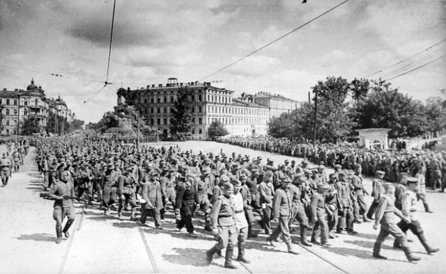 Пленные оккупанты на улицах Киева