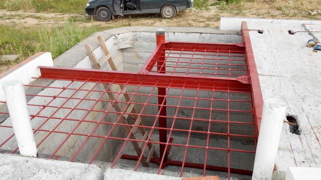 Можно ли болгаркой резать искрами от себя?