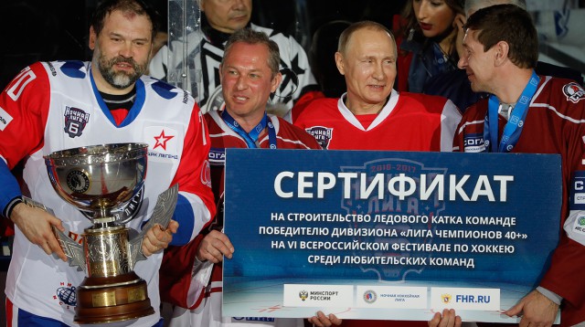 Путин разгромил бизнесменов на льду - забросил шесть шайб в матче Ночной хоккейной лиги