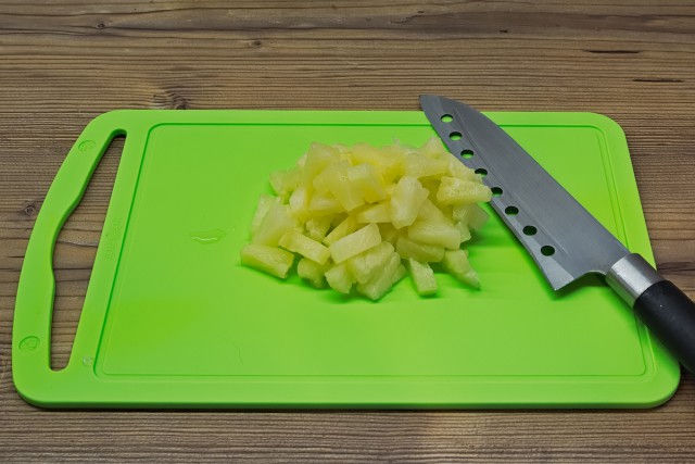 Салат-коктейль из спаржи по-корейски, ананасов и копченой курицы