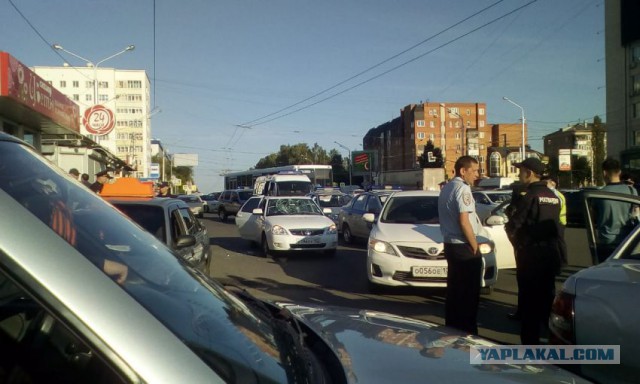 В Уфе неизвестный открыл стрельбу по машине с людьми