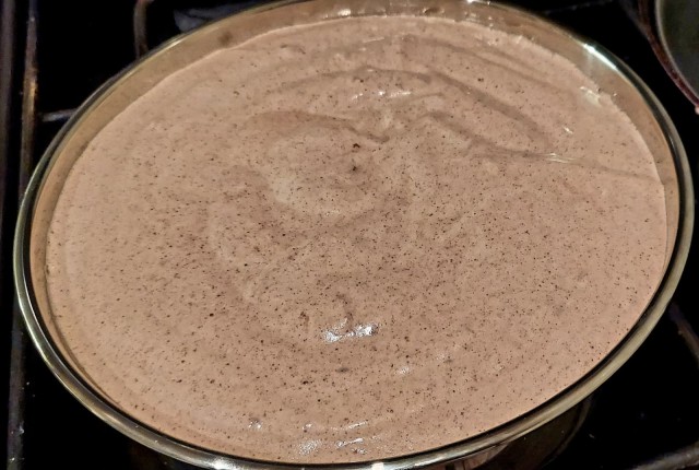 Два бисквитных торта: белый и шоколадный