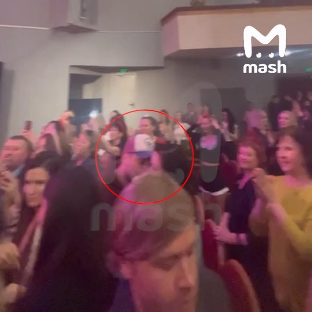 Девушка напала на Надежду Кадышеву после концерта в Иванове. Она рванула на сцену и схватила певицу за шею.