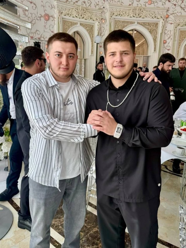 Адам купил новые часы